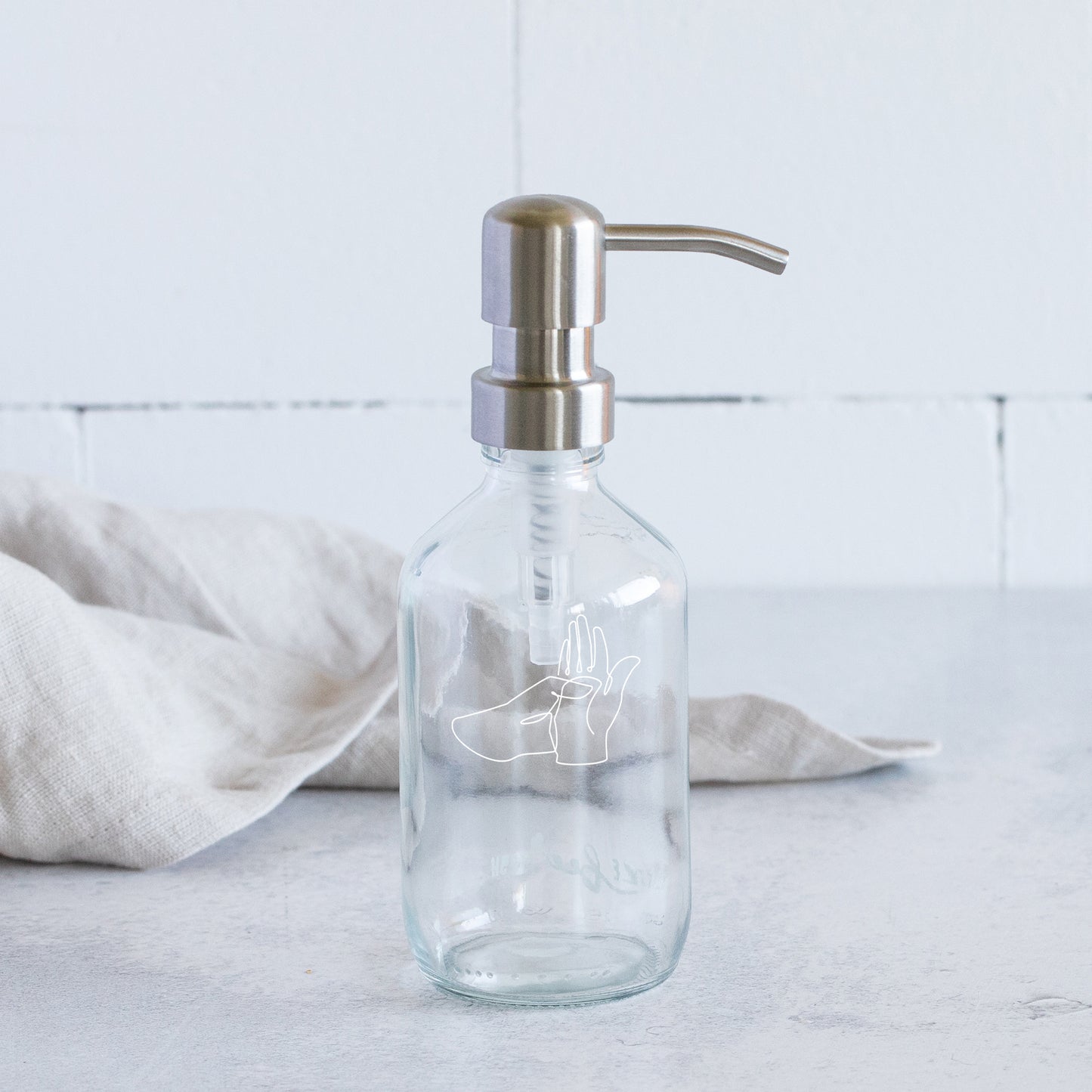 50000409_Seifenspender_Weißglas_250ml-Hände+Pumpspender_silber