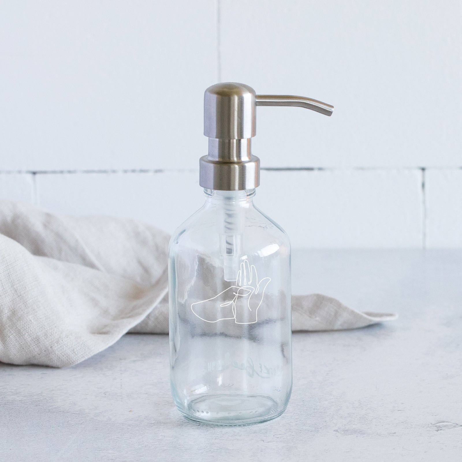 50000409_Seifenspender_Weißglas_250ml-Hände+Pumpspender_silber
